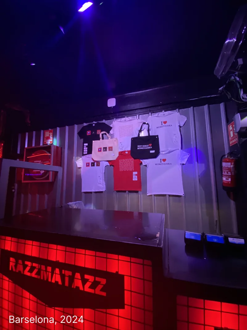 Мерч-стенд на концерте в Барселоне, Razzmatazz