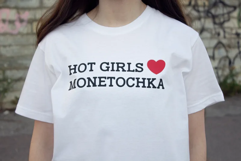 Фото на модели — футболка HOT GIRLS ❤ MONETOCHKA